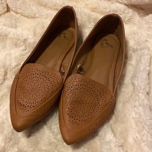 Women’s tan flats